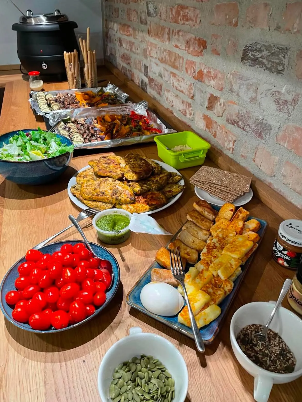 Zdrowy bufet na kobiecym wyjeździe: pieczone warzywa, grillowany kurczak, halloumi, pomidorki koktajlowe i sałata