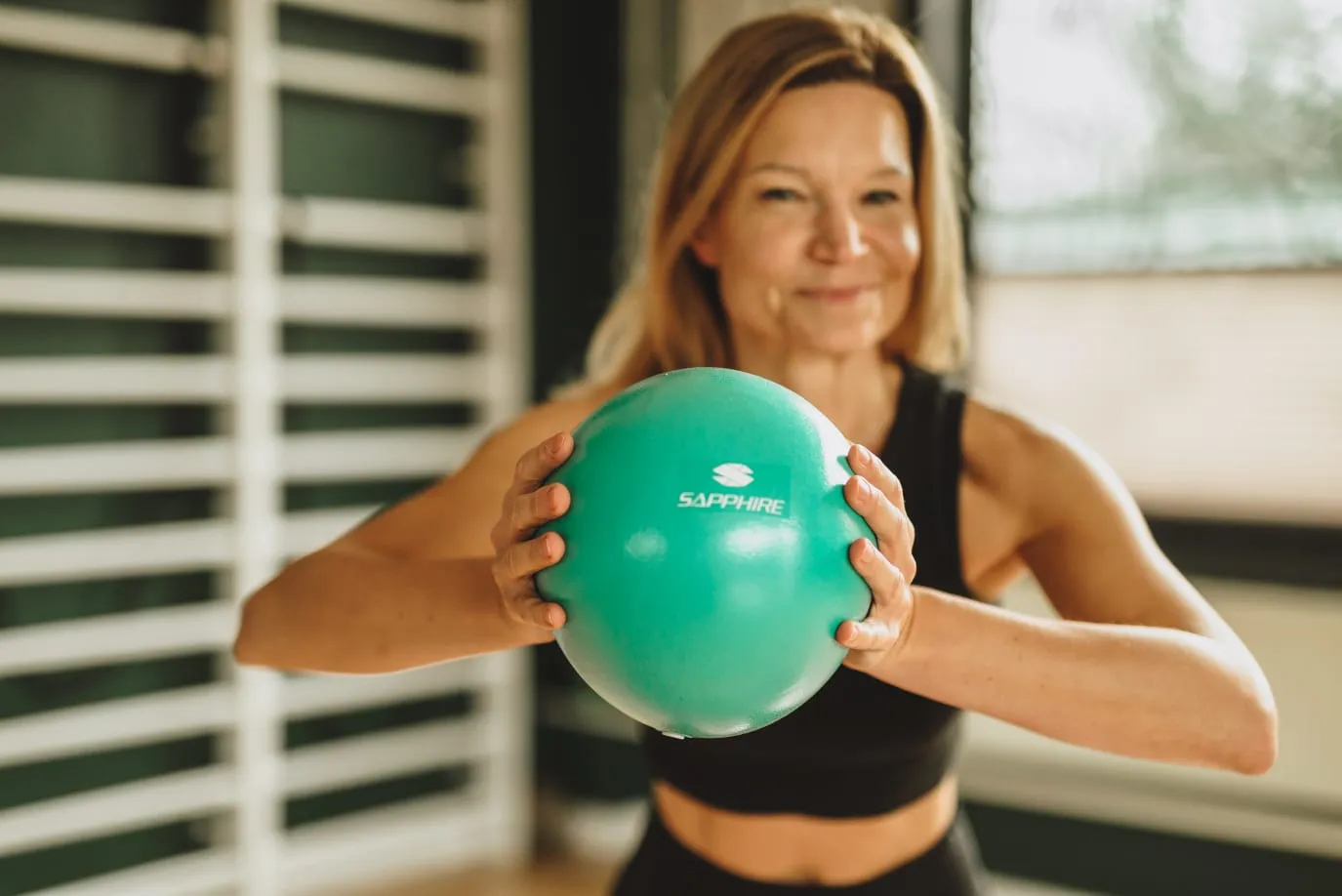 Treningi Witalne dla kobiet po 35. roku życia – ćwiczenia z małą piłką fitness wzmacniające mięśnie głębokie