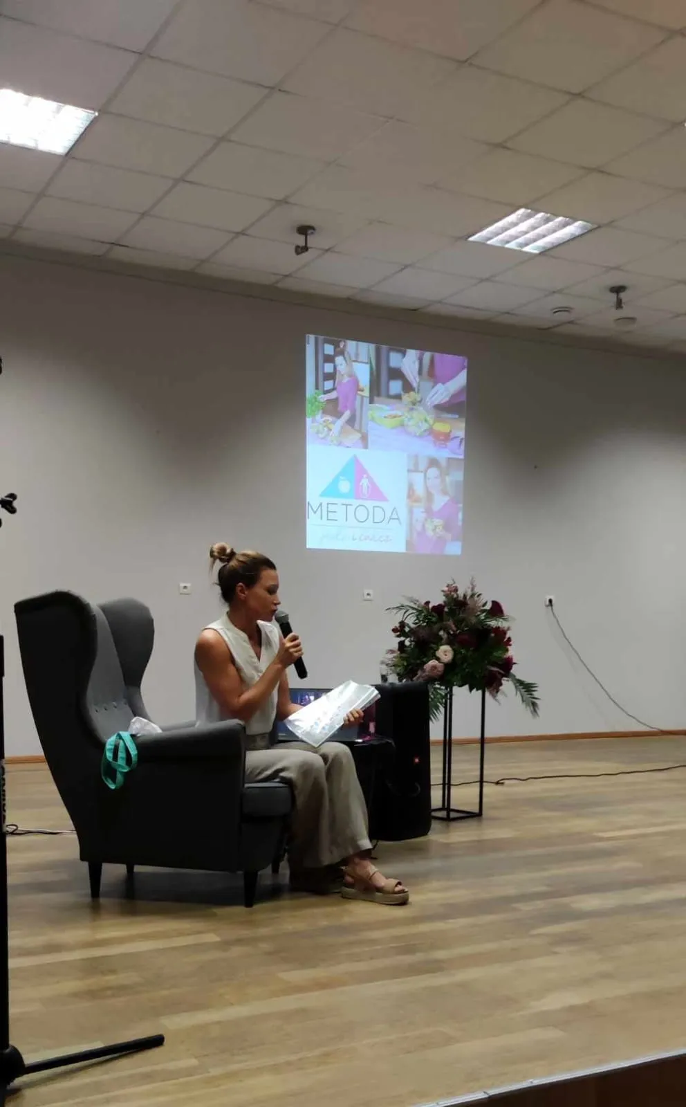 Paulina Malinowska prowadzi wykład o zdrowym odżywianiu i Metodzie Jedz i Ćwicz na scenie