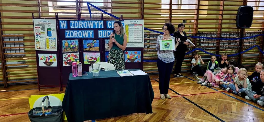 Dietetyczka Paulina Malinowska podczas szkolnej pogadanki „W zdrowym ciele zdrowy duch”