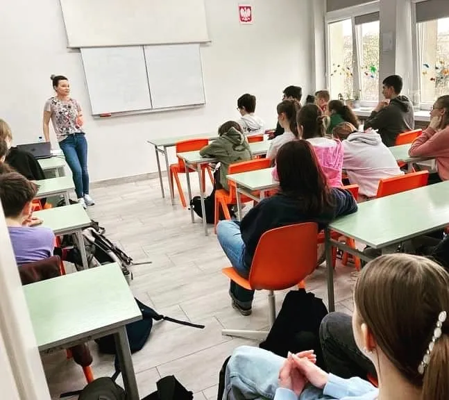 Lekcja o zdrowym stylu życia dla młodzieży prowadzona przez dietetyczkę w klasie szkolnej